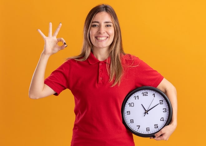 Mujer sosteniendo un reloj