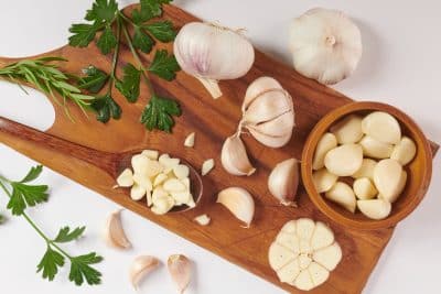 Explorando las propiedades del ajo y su impacto en la salud humana