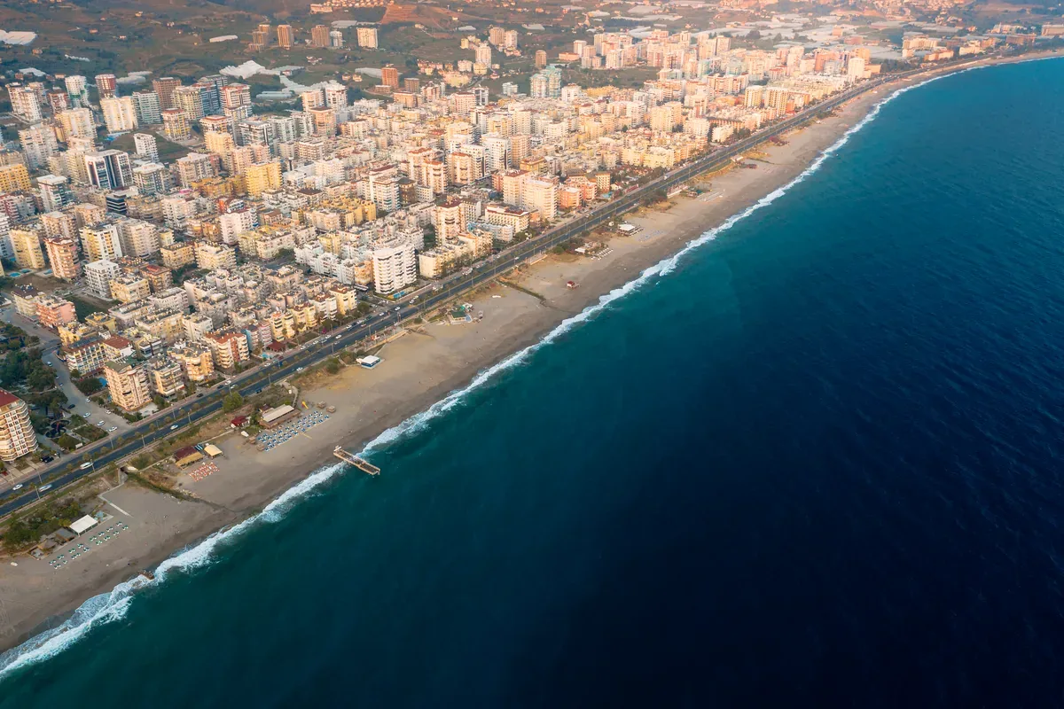 Vista aérea de una ciudad costera junto a una larga playa