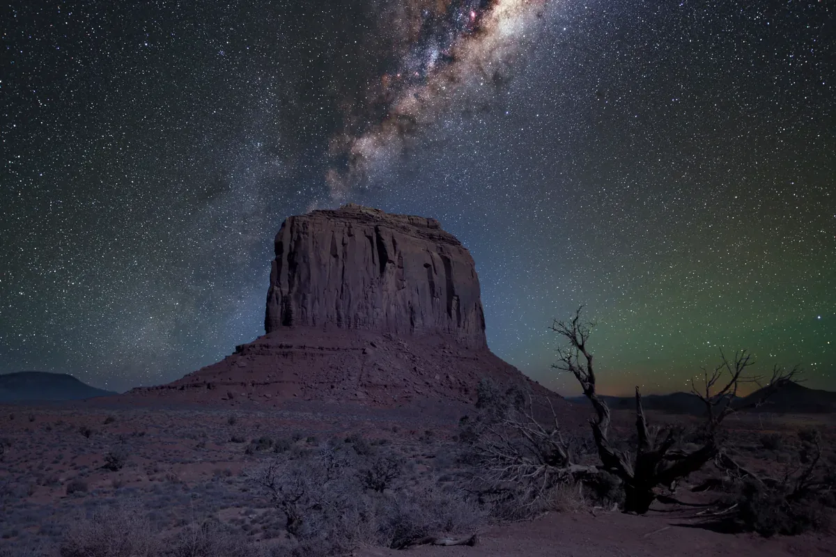 Formación rocosa del desierto bajo la Vía Láctea