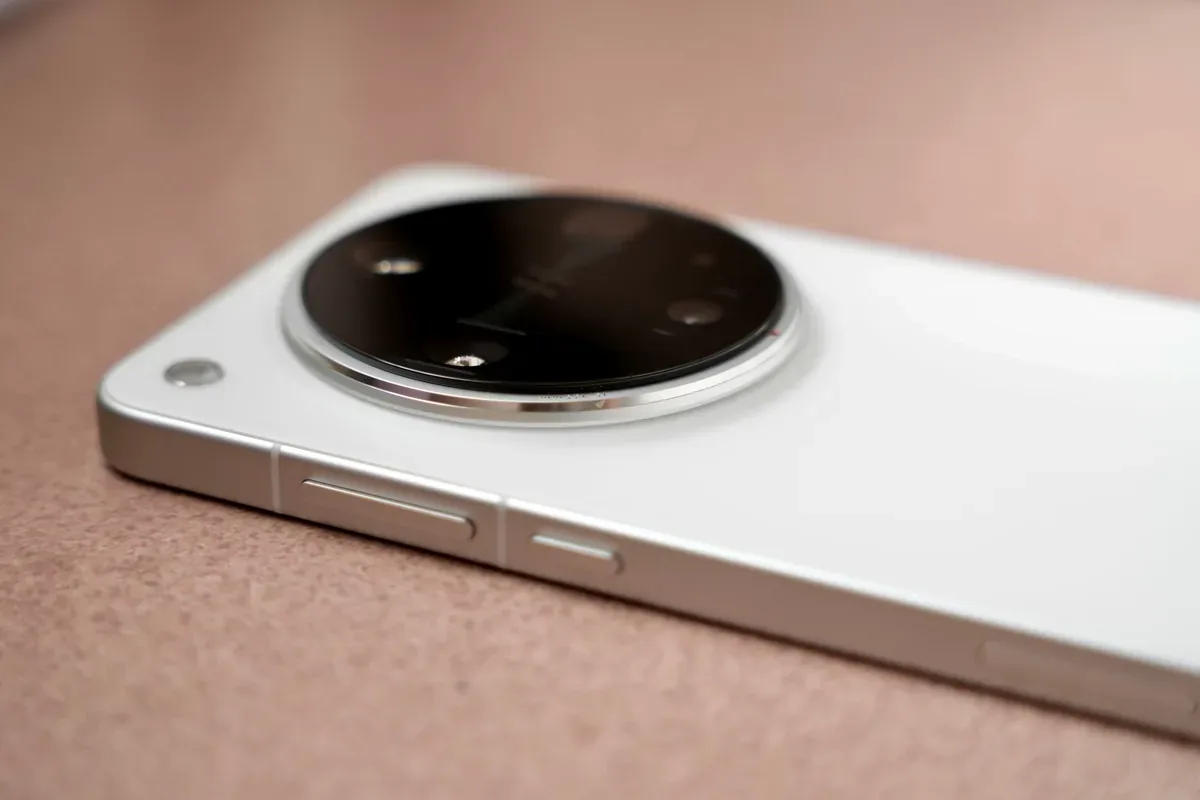 Parte trasera de un celular blanco con un módulo de cámara circular