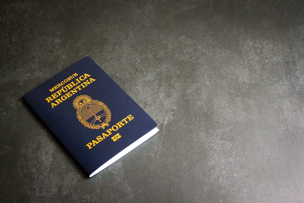 Pasaporte argentino sobre una superficie gris