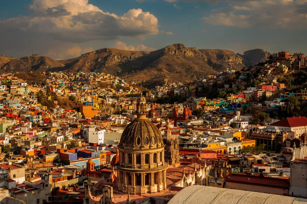 Vista de Guanajuato con sus casas de colores y la cúpula de una iglesia