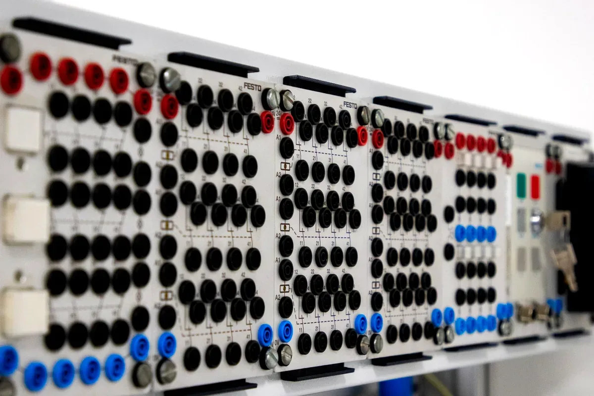 Panel de control con conectores de colores en primer plano