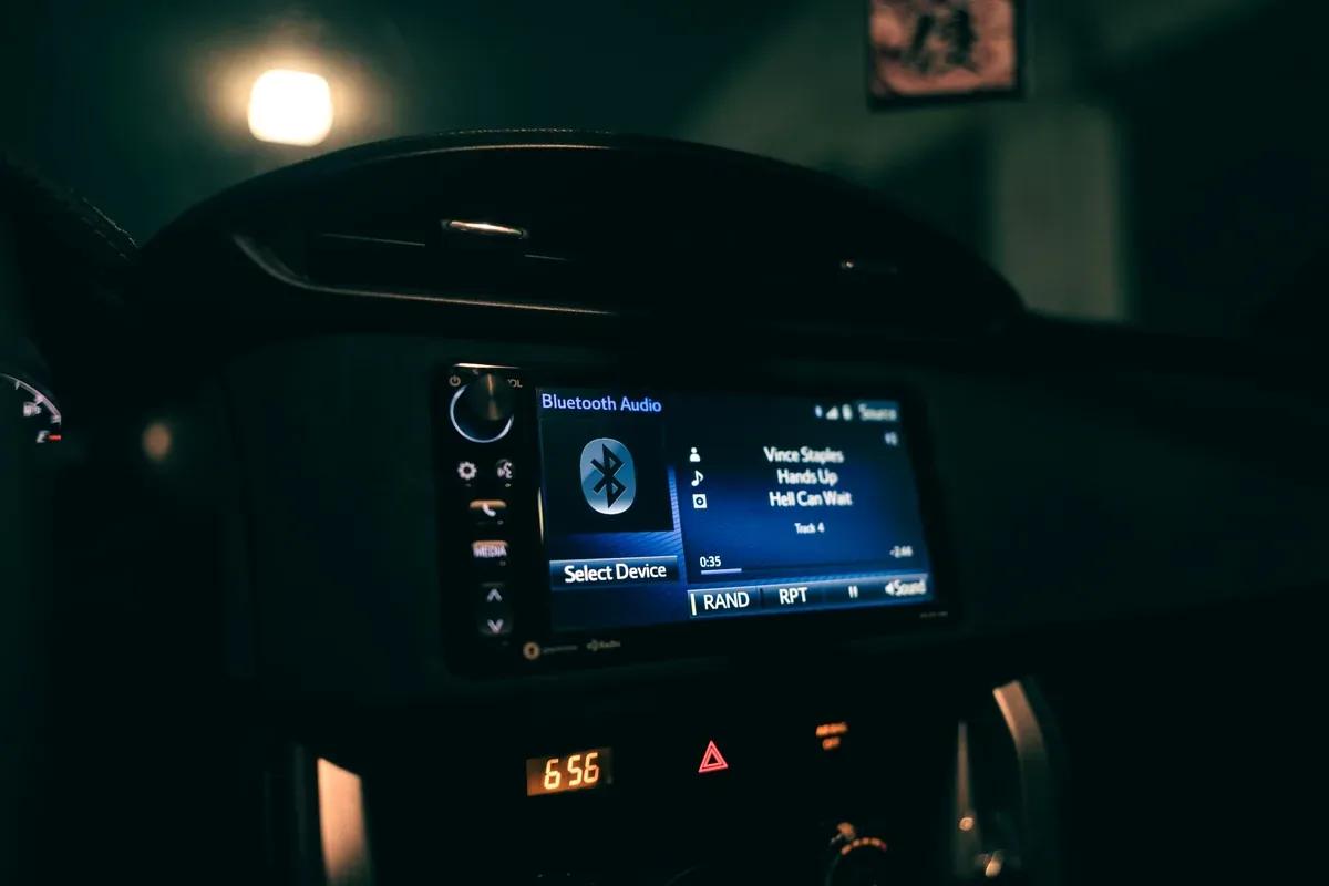 Pantalla de un auto con el audio por Bluetooth conectado