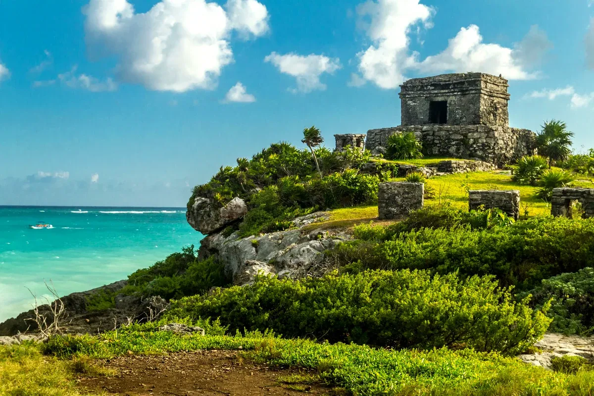 Ruinas mayas de Tulum sobre un acantilado junto al mar