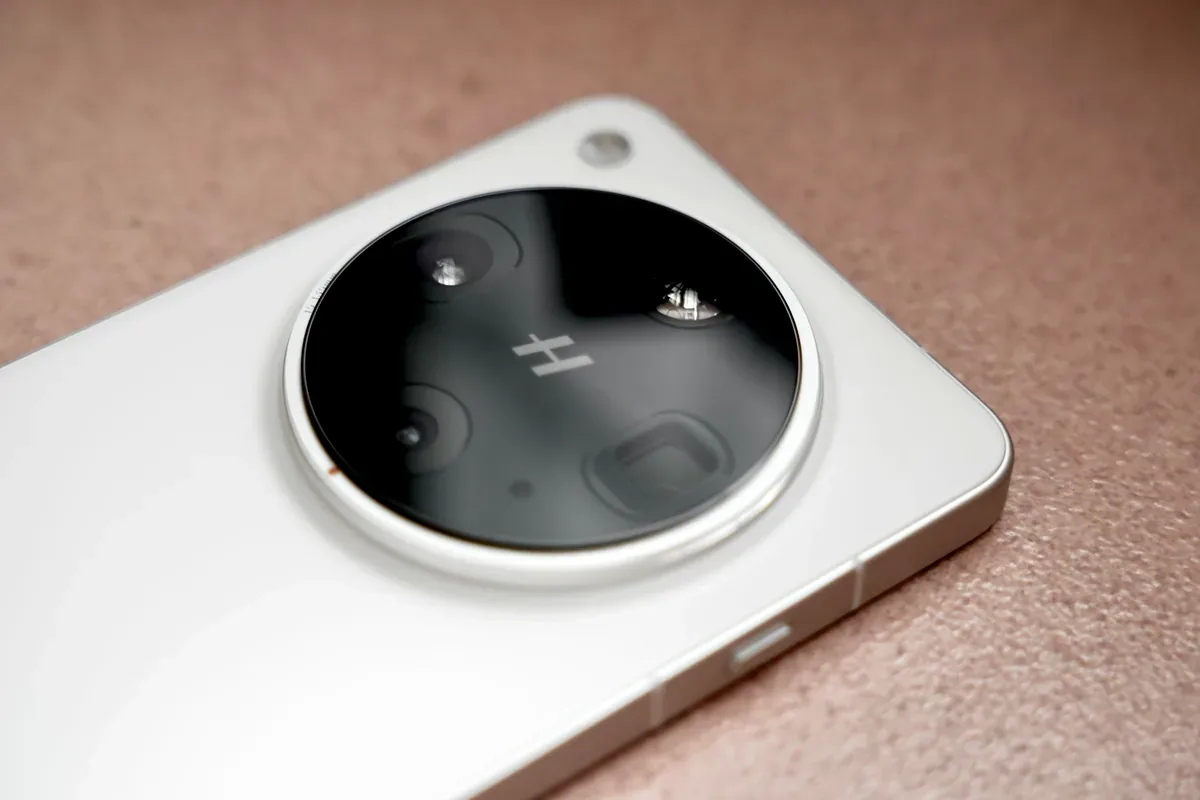 Módulo de cámara circular en la parte trasera de un celular blanco