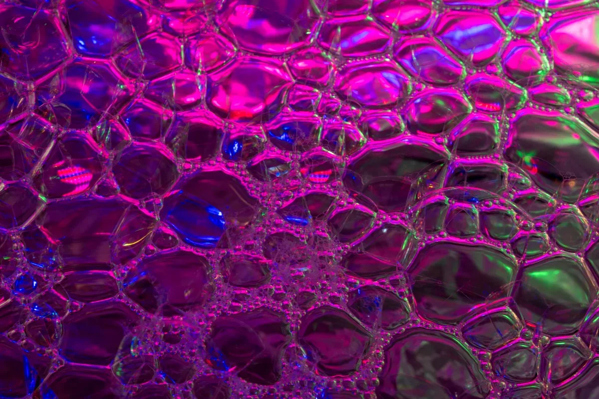 Burbujas iluminadas en tonos violeta en primer plano