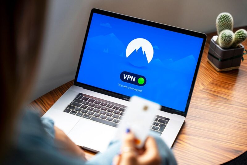 Computadora portátil con una aplicación de VPN conectada en la pantalla